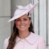 No dia 15 de junho de 2013, Kate Middleton apareceu na sacada do Palácio de Buckingham, em Londres, usando um sobretudo rosa que combinava com o chapéu