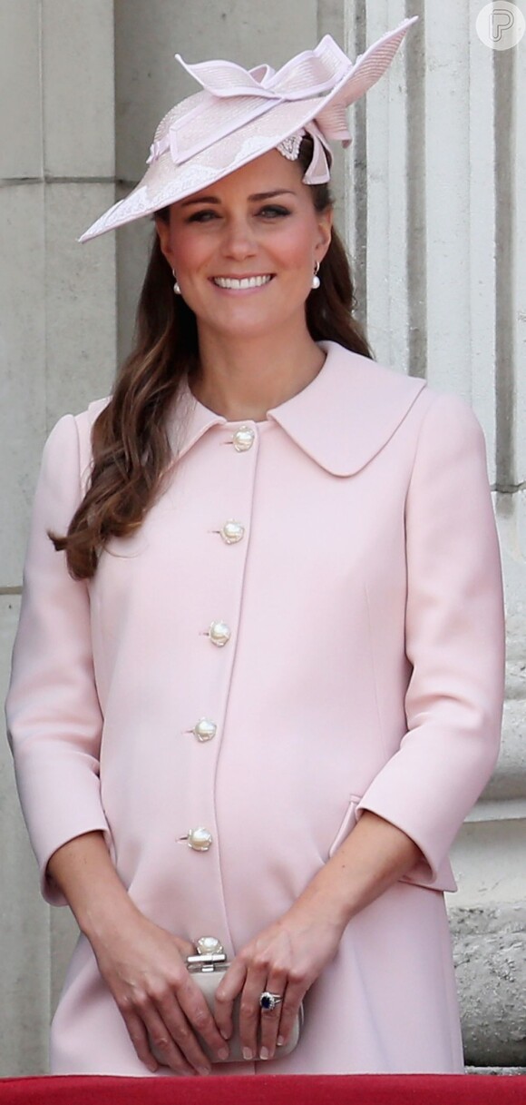 No dia 15 de junho de 2013, Kate Middleton apareceu na sacada do Palácio de Buckingham, em Londres, usando um sobretudo rosa que combinava com o chapéu