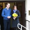 Com um buquê nas mãos, Kate Middleton deixa hospital, ao lado do Príncipe William, após ficar internada durante quatro dias devido à fortes enjoos. Esta foi a primeia aparição pública após o anúncio da gravidez