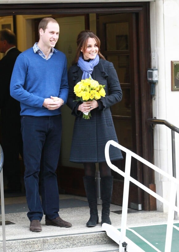 Com um buquê nas mãos, Kate Middleton deixa hospital, ao lado do Príncipe William, após ficar internada durante quatro dias devido à fortes enjoos. Esta foi a primeia aparição pública após o anúncio da gravidez