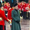 No Saint Patrick's Day, Kate Middleton escolheu um sobretudo verde com um boton dourado em formato de trevo para a celebração do Santo irlandês