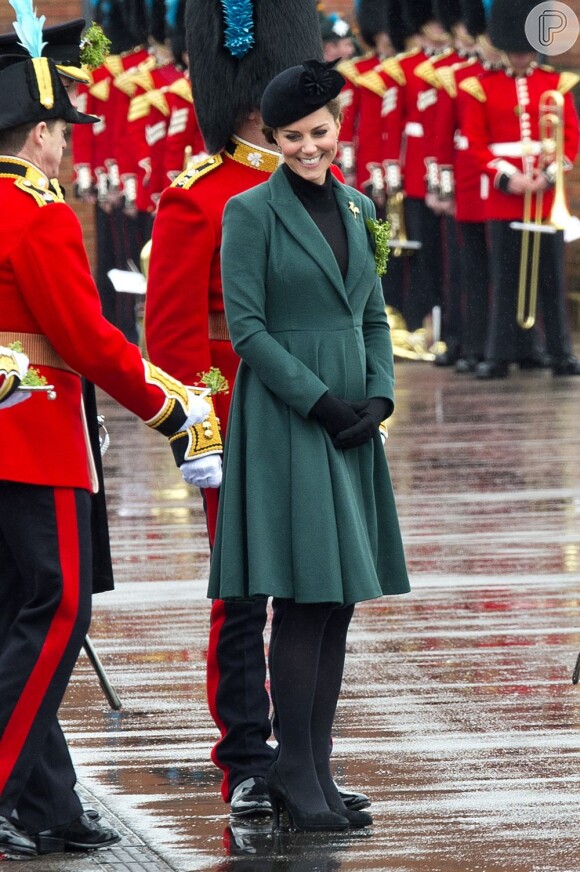 No Saint Patrick's Day, Kate Middleton escolheu um sobretudo verde com um boton dourado em formato de trevo para a celebração do Santo irlandês