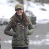 No final de março, com quatro meses de gravidez, Kate Middleton abriu mão dos vestidos e sobretudos e optou por bota, calça jeans, casaco e boina para visitar um acampamento no Reino Unido
