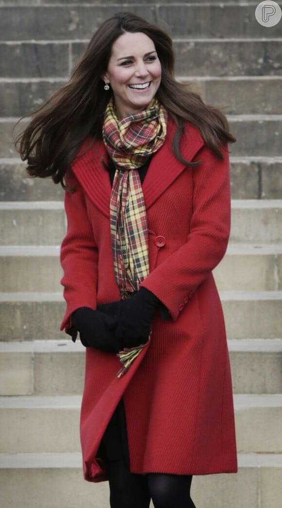 Kate Middleton opta sempre por look compostos por sobretudos, nos dias em que as temperaturas estão muito baixas, ela recorre para a meia-calça