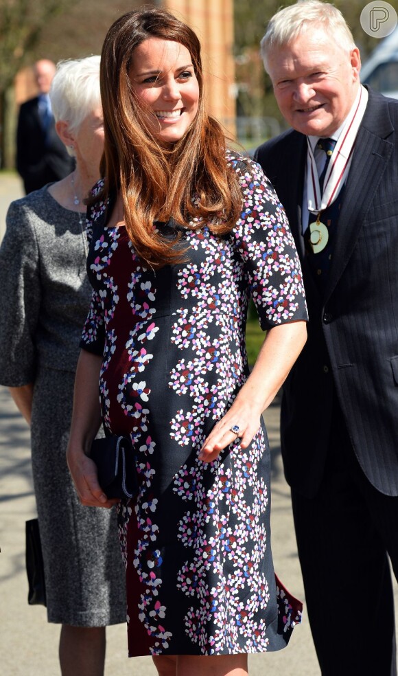 Em abril, Kate Middleton escolheu um vestido estampado para visitar uma escola primária em Cambridge