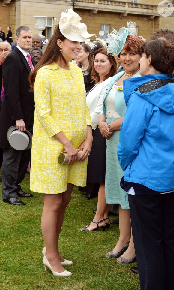 Aos oito meses de gravidez, Kate Middleton não disensa um salto alto para os eventos Reais