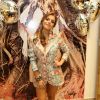 Giovanna Lancellotti usa look ousado e deixa pernas à mostra em lançamento de coleção em São Paulo