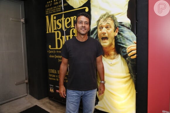 Marcos Palmeira posou para fotos antes da pré-estreia da peça 'Mistero Buffo', estrelada por Domingos Montagner