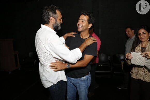 Marcos Palmeira e Domingos Montagner trocaram abraços após a apresentação da peça 'Mistero Buffo'