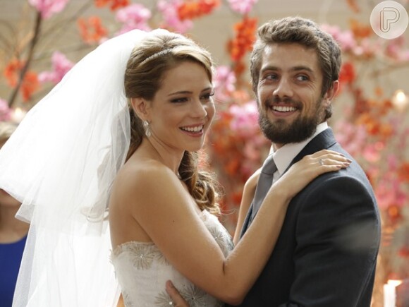 Cristina (Leandra Leal) e Vicente (Rafael Cardoso) se casaram após Maria Clara (Andreia Horta) desistir do noivo e mandar a irmã em seu lugar, na novela 'Império'