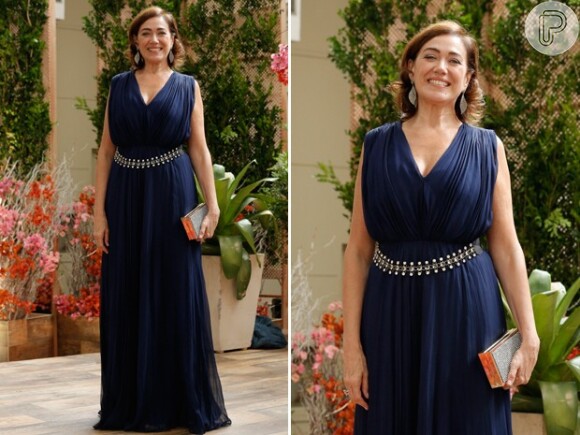 Maria Marta (Lilia Cabral) optou por um modelo azul-marinho e arrematou o look com acessórios em prata. O vestido, da grife Bless Couture, foi comprado na loja Dona Coisa