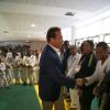 Arnold Schwarzenegger cumprimenta os atletas em sua feira esportiva
