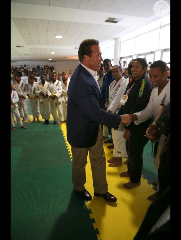 Arnold Schwarzenegger cumprimenta os atletas em sua feira esportiva