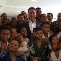 Arnold Schwarzenegger incentiva os atletas em sua feira esportiva no Rio