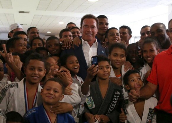 Arnold Schwarzenegger posa com crianças e jovens que participaram do evento Arnold Classic Brasil, no Rio de Janeiro, em 27 de abril de 2013