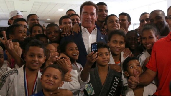 Arnold Schwarzenegger incentiva os atletas em sua feira esportiva no Rio