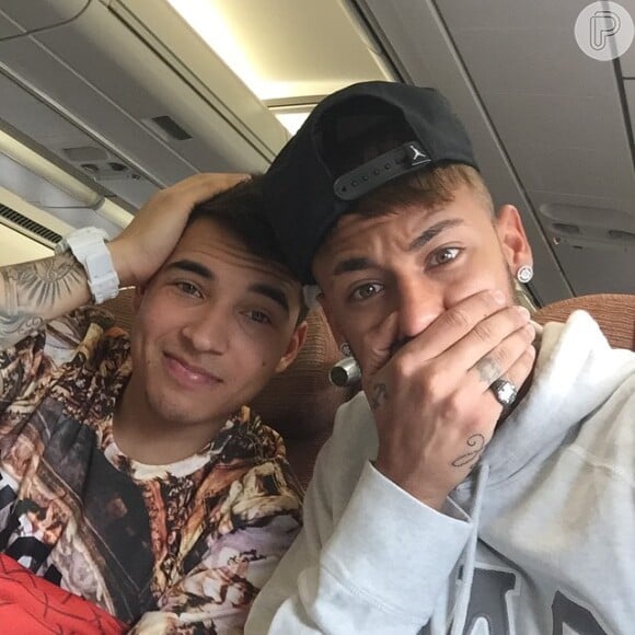 Neymar mostrou no Instagram uma foto dele no avião, voltando para Barcelona