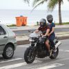 Sophie Charlotte e Daniel de Oliveira curtiram passeio de moto pela orla do Rio após deixarem academia
