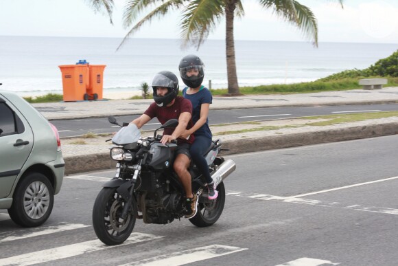 Sophie Charlotte e Daniel de Oliveira curtiram passeio de moto pela orla do Rio após deixarem academia