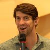 Michael Phelps distribui selfies e autógrafos durante inauguração de loja em SP, nesta quarta-feira, 11 de março de 2015