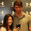 Michael Phelps distribui selfies e autógrafos durante inauguração de loja em SP, nesta quarta-feira, 11 de março de 2015