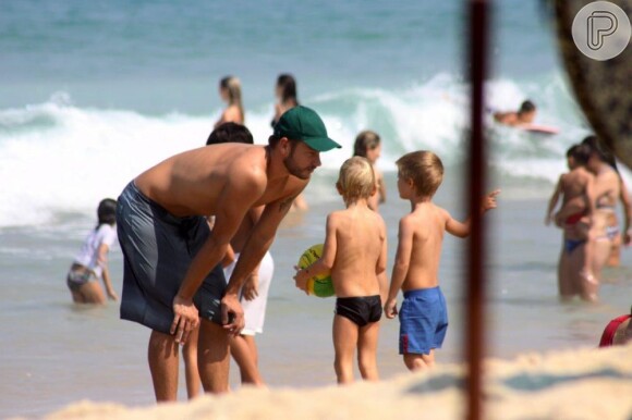Rodrigo Hilbert leva os gêmeos, João e Francisco, à praia, em 28  de abril de 2013