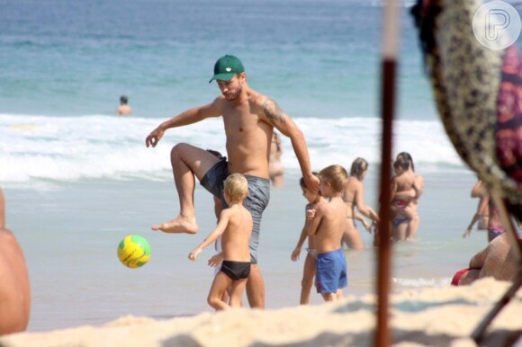 Rodrigo Hilbert joga bola com os filhos, João e Francisco