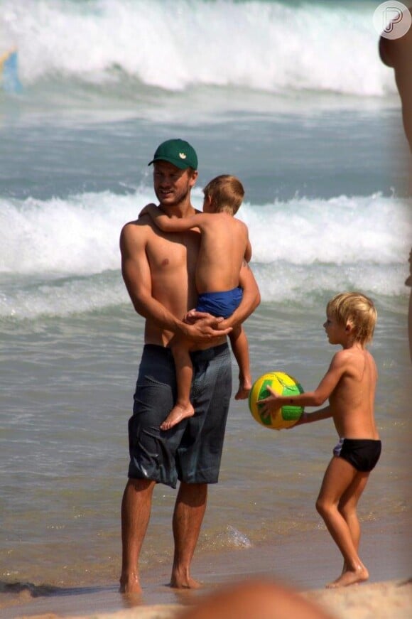 Rodrigo Hilbert vai á praia com os gêmeos, João e Francisco, sem Fernanda Lima
