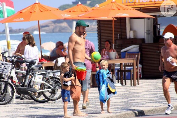 Rodrigo Hilbert deixa a praia com os gêmos, João e Francisco