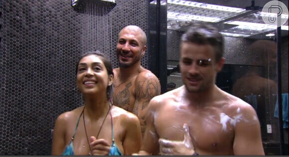 'BBB15': Fernando, Amanda e Rafael tomam banho juntos, na noite desta quarta-feira, 11 de março de 2015