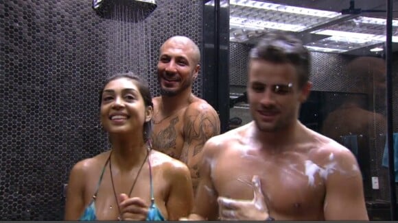 'BBB15': Fernando, Amanda e Rafael tomam banho juntos e economizam água