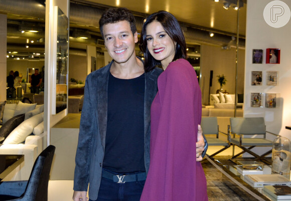 Rodrigo Faro e a mulher, Vera Viel, marcam presença na inauguração da Mostra Artefacto 2015, em São Paulo, em 11 de março de 2015
