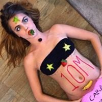 Cara Delevingne festeja 10 milhões de seguidores no Instagram com foto curiosa