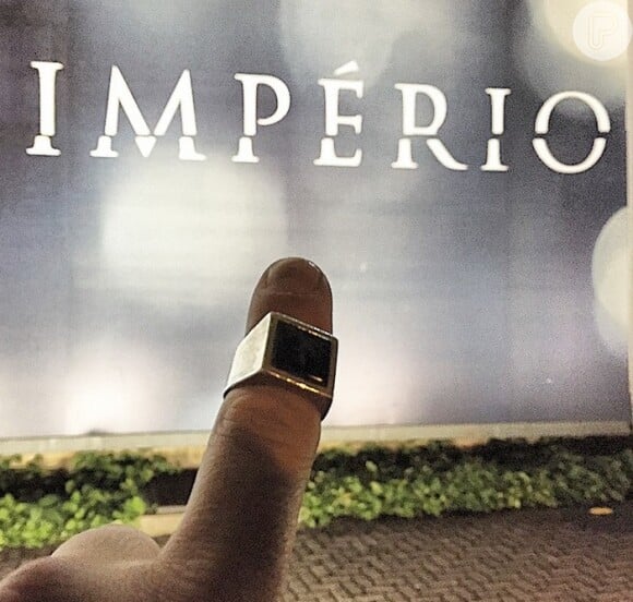 Alexandre Nero mostrou no Instagram que ficou com o anel do Comendador para recordação