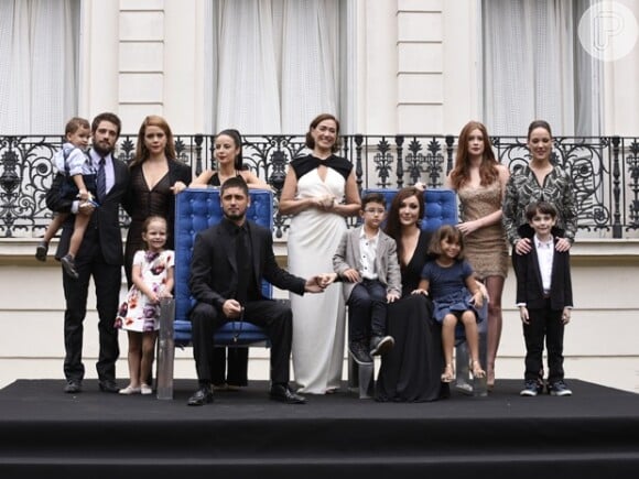 Maria Marta (Lilia Cabral) reúne a família para a tradicional foto dos Medeiros, no último capítulo da novela 'Império', em 13 de março de 2015