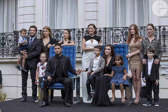 Maria Ísis (Marina Ruy Barbosa) também está presente na foto da família Medeiros, no último capítulo de 'Império'