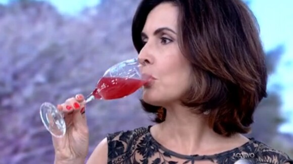 Fátima Bernardes experimenta chá gasoso e afirma: 'Não gosto de nada alcoólico'
