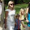 Reese Witherspoon passeia com os filhos mais velhos, Ava Phillippe, de 13 anos, e Deacon, de 9
