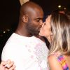 Rafael Zulu e a namorada, Erys Martins, trocaram beijos em festa