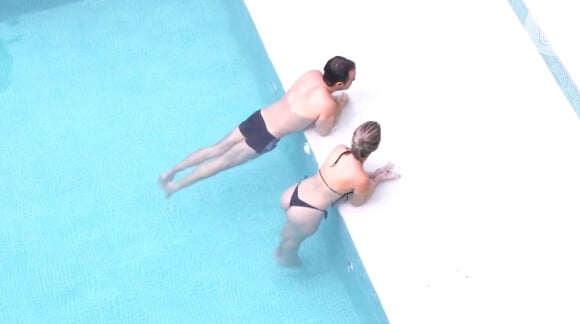 'BBB15': Andressa exibe boa forma de biquíni na piscina com Adrilles