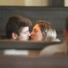 Daniel Rocha troca beijos com a nova namorada, a estudante de medicina Rafaela, em restaurante da Barra, no Rio, em 29 de abril de 2013