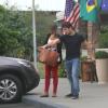 Daniel Rocha troca beijos com a nova namorada, a estudante de medicina Rafaela, em restaurante da Barra, no Rio, em 29 de abril de 2013