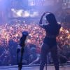 Anitta deixa bumbum à mostra ao usar hot pant e meia arrastão em show