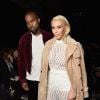 O músico Kanye West também parabenizou Kim Kardashian pela estreia da décima temporada de seu reality show: 'Felicidades pelo show da noite passada'