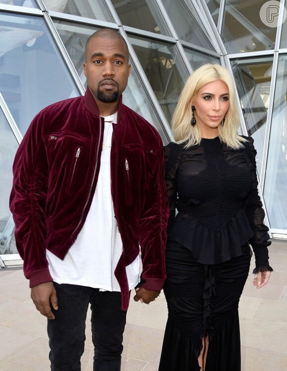 Kanye West e Kim Kardashian estão em perfeita sintonia e recentemente foram conferir um desfile de moda