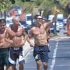 José Loreto tem exibido abdômen trincado ao correr na orla do Rio de Janeiro