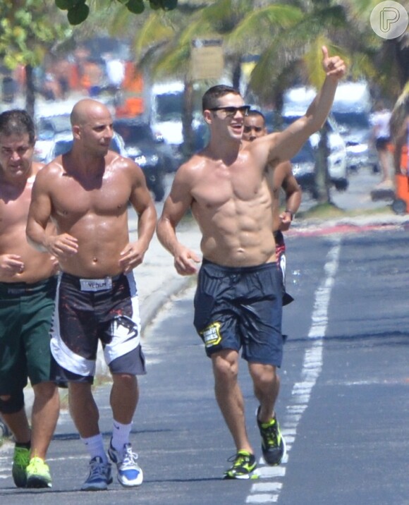 José Loreto tem exibido abdômen trincado ao correr na orla do Rio de Janeiro