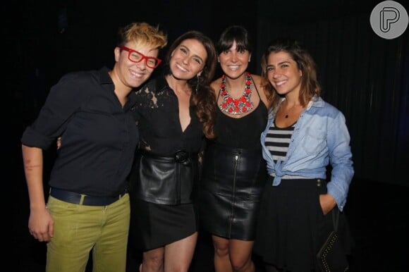 Maria Gadú, Giovanna Antonelli, Carol Sampaio e a namorada de Gadú, Lua Leça, posam para foto