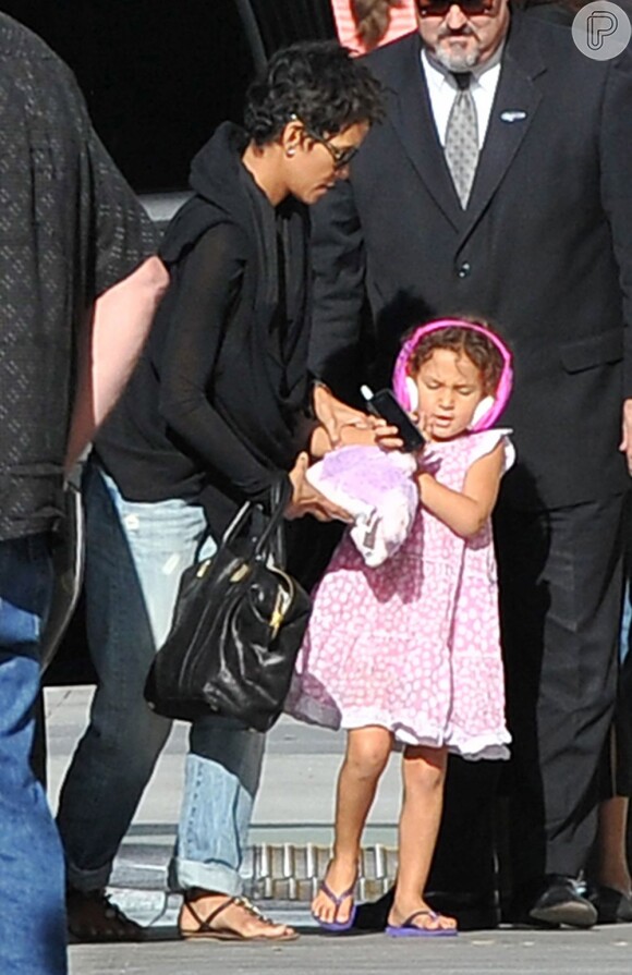 Halle Berry e sua filha vão ao teatro em Los Angeles, em novembro de 2012