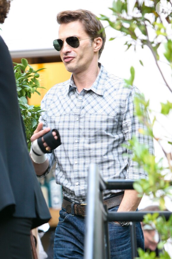 Olivier Martinez vai ao restaurante com Eduardo Cruz em Beverly Hills, em 28 de novembro de  2012